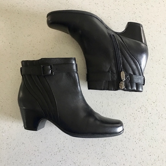 Clarks Women Ankle Boots EUC - Picture 4 of 6